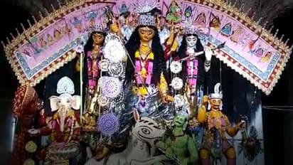 যোদ্ধার সাজে সজ্জিতা কৃষ্ণনগর রাজবাড়ির দুর্গা প্রতিমা, করোনা আবহে দর্শক শূন্য মণ্ডপ