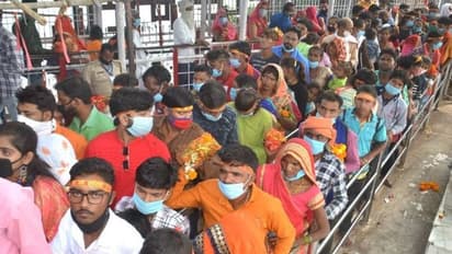 अष्टमी पर MP के मैहर में 6 घंटे में 50 हजार भक्त पहुंचे, जानिए देश के बाकी मंदिरों का क्या है हाल