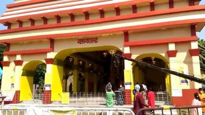 মহাঅষ্টমীতে সেজে উঠেছে মহানগর,  কলকাতার সেরা পুজো দেখতে নামল দর্শনার্থীর ঢল