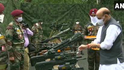 চিনের সঙ্গে চলমান বিবাদের মধ্যেই সুকনায় 'শস্ত্র পুজো' রাজনাথের, যাবেন সীমান্তবর্তী এলাকাতেও