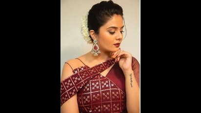 కొప్పున పూలెట్టి, ఎర్రటి డ్రెస్సులో ట్రెడిషనల్ లుక్స్ తో పిచ్చెక్కిస్తున్న శ్రీముఖి