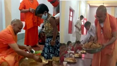 योगी की शक्ति पूजा: मुख्यमंत्री ने अपने हाथ से कन्याओं को परोसी खीर-पुड़ी, ओढ़ाई चुनरी..पखारे पांव