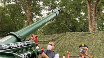 Photos : पहले शस्त्र पूजन, फिर आजमाया ऑटोमैटिक गन पर हाथ, राजनाथ सिंह ने दिया चीन को कड़ा संदेश