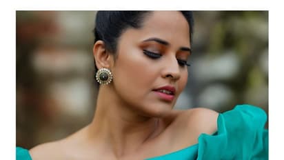 నెమలిపింఛం డ్రస్సులో  బుట్టబొమ్మలా మెరిసిపోతున్న అనసూయ హాట్ ఫోటోలు