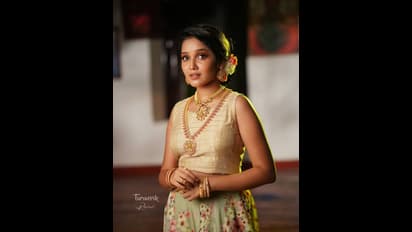 பாலத்தில் அமர்ந்த படி அனிகா கொடுத்த அதிர்ச்சி போஸ்... தலையில் அடித்துக்கொள்ளும் ரசிகர்கள்...!