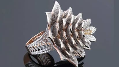 7801 ഡയമണ്ടുകളുമായി ഒരു മോതിരം; ഗിന്നസ് റെക്കോർഡില് ഇടം നേടി വ്യാപാരി !