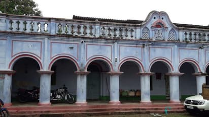 করোনা আতঙ্কে ঘুচল না বন্দিদশা, ব্যাঙ্কের লকারে বসে পুজো নিলেন দেবী দুর্গা