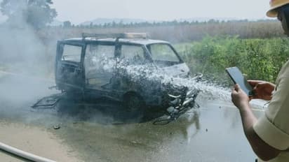 ದೇವಾಲಯಕ್ಕೆ ಹೋಗುತ್ತಿದ್ದಾಗ ನಡುರಸ್ತೆಯಲ್ಲೇ ಹೊತ್ತಿ ಉರಿದ ಓಮ್ನಿ