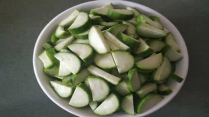 ऐसे बनाएंगे तो चिकन-मटन को फेल कर देगी मसालेदार तुरई की सब्जी, कटोरी में मांग-मांगकर खायेंगे बच्चे