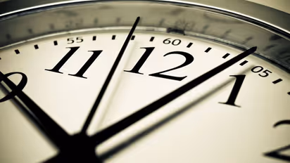 Vastu Tips: সংসারের সকল দুর্ভোগ কাটাতে পেন্ডুলাম ঘড়ি লাগান, জেনে নিন বাস্তু মত এই ঘড়ি কতটা শুভ