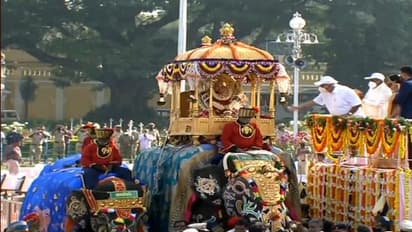 தசரா திருவிழாவில் பட்டாசு சத்தத்தை கேட்டு மிரண்ட யானை… தலைதெறித்து ஓடிய பொதுமக்கள்.!