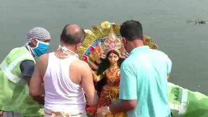 নিউটাউনে প্রতিমা বিসর্জন শুরু, উমা মাকে ছাড়তে মন চাইছে না সন্তানদের