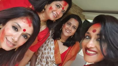 সিঙ্গাপুরে সিঁদুরখেলায় মাতলেন ঋতুপর্ণা, প্রবাসে থেকেই পাঠালেন শুভেচ্ছা