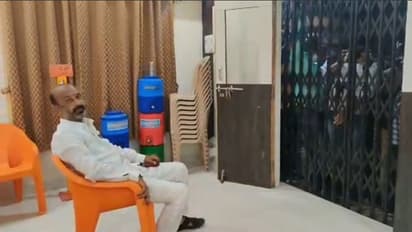 కరీంనగర్లో దీక్షకు దిగిన బండి సంజయ్: అమిత్ షా ఫోన్