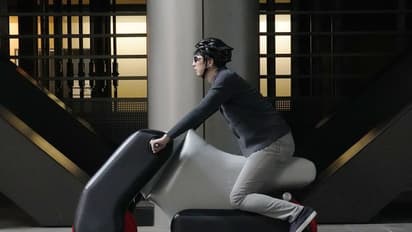 യാത്ര കഴിഞ്ഞോ? മടക്കി ബാഗിലിടാം, വീണ്ടുമെടുത്ത് യാത്ര തുടരാം; ഇതൊരൊന്നൊന്നര സ്കൂട്ടറാ!