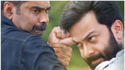 വിവാഹാലോചന മുടക്കി, 'അയ്യപ്പനും കോശിയും' സ്റ്റൈലില് ജെസിബി കൊണ്ട് പ്രതികാരവുമായി യുവാവ്- വീഡിയോ