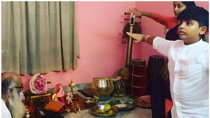 'അങ്ങനൊയൊരാള് ജീവിതത്തില് ഉണ്ടെങ്കില് അതാണ് ഏറ്റവും വലിയ അനുഗ്രഹം', ഗുരുവിന് മുന്നില് നവ്യാ നായര്