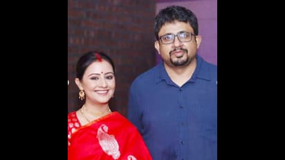 সিঁথি ভর্তি সিঁদুর, লাল শাড়িতে মানালি, পুজোয় নতুন বউ মিসেস অভিমন্যু চট্টোপাধ্যায়