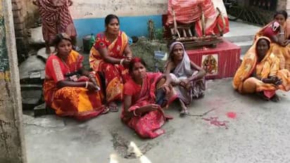 অমানবিক স্কুল শিক্ষক, বাড়ির বারান্দায় বিশ্রামরত ভ্য়ান চালককে পিটিয়ে খুন