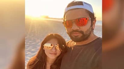 గాయంతో... ఐపిఎల్ కు దూరమై భార్యకు దగ్గరైన రోహిత్, ఫోటో వైరల్