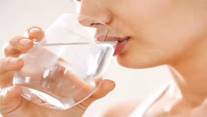 ভুলেও এই ৫ রকম জল দিয়ে ওষুধ খাবেন না, ডেকে আনতে পারে মহা বিপদ