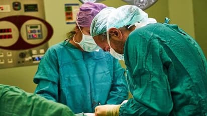 കളിക്കുന്നതിനിടെ ഒന്നര വയസുകാരന്റെ തല കുക്കറിനുള്ളില് കുടുങ്ങി