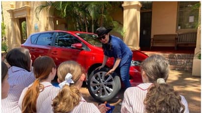 ഇവിടെ പെൺകുട്ടികളെ ടയർ മാറ്റിയിടാനും, മറ്റ് വാഹനകാര്യങ്ങളും പഠിപ്പിക്കുന്നു