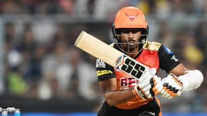 వృద్ధిమాన్ సాహాను మెచ్చుకున్న కోచ్ రవిశాస్త్రి... మహేంద్ర సింగ్ ధోనీ ఫ్యాన్స్ ఆగ్రహం...