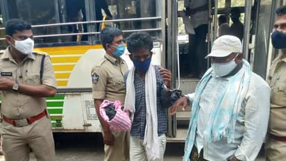 సంకెళ్లతో జైలుకు రైతులు: ఆరుగురు కానిస్టేబుళ్ళ సస్పెన్షన్