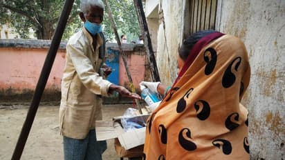 കൊവിഡ് കാലത്തെ ആദ്യ വലിയ തെരഞ്ഞെടുപ്പ് നേരിട്ട് ബിഹാര്‍, മാസ്‌കും സാനിറ്റൈസറുമായി വോട്ടിംഗിനെത്തുന്നവര്‍