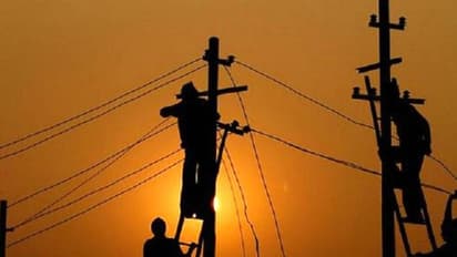 ఏపీలో సమ్మెకు రెడీ అవుతున్న విద్యుత్ ఉద్యోగులు: రంగంలోకి బాలినేని