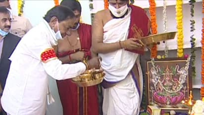 దేశానికే ట్రెండ్ సెట్టర్: ధరణి పోర్టల్ ప్రారంభించిన కేసీఆర్