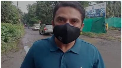 റോഡിന്റെ ശോചനീയാസ്ഥയിൽ പ്രതിഷേധിച്ച് നടുറോഡിൽ അടിവസ്ത്രമുരിഞ്ഞു, ഡോക്ടർക്കെതിരെ കേസ്