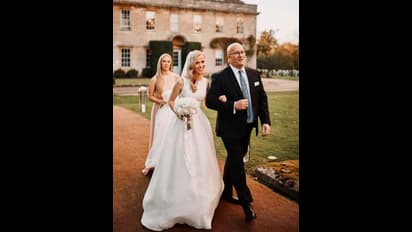 রোমান্সে ভরপুর কেকেআর অধিনায়ক ইয়ন মর্গ্যান, দেখুন বিয়ের অ্যালবাম ও ঘনিষ্ঠ মুহূর্তের ছবি