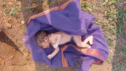 గోనె సంచిలో శిశువు.. రోడ్డు పక్కన పడేసి...