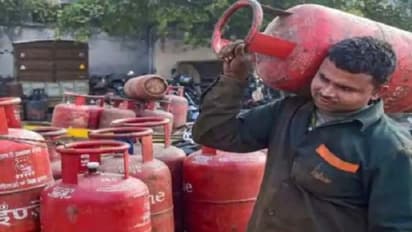 పెరిగిన వంట గ్యాస్ సిలిండర్ ధర.. 2 వారాల్లో రూ. 100 పెంపు..