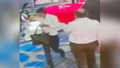 शादी में दूल्हे की मां से 22 लाख से भरा बैग ले भागा चोर, देखते रह गए लोग और कोई कुछ नहीं कर सका