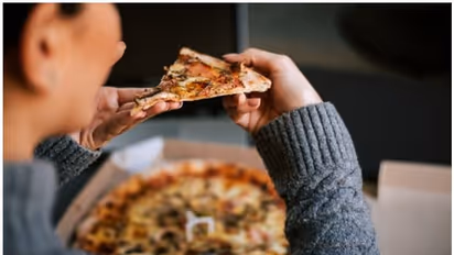 രാത്രിയിൽ ഈ ഭക്ഷണങ്ങൾ ഒഴിവാക്കുന്നതാണ് നല്ലത്, കാരണം...