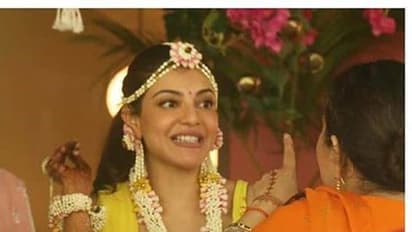 ముఖానికి గంధం, మెడలో పూల దండ...పెళ్లి కూతురి గెటప్ లో మెరిసిపోతున్న కాజల్