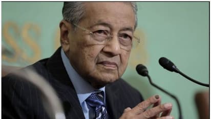 ഫ്രാൻസിലെ കൊലപാതകങ്ങളെ പരോക്ഷമായി ന്യായീകരിച്ചു കൊണ്ട് മുൻ മലേഷ്യൻ പ്രധാനമന്ത്രി മഹാതിറിന്റെ ട്വീറ്റ്