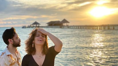 హాట్ యాంగిల్ చూపిస్తున్న సైనా నెహ్వాల్... మాల్దీవుల్లో భర్తతో కలిసి...