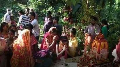 পুকুর থেকে পাথর মূর্তি উদ্ধার ঘিরে তুলকালাম কাণ্ড, মূর্তি পুজো ঘিরে কার্যত মেলার চেহারা তমলুকে