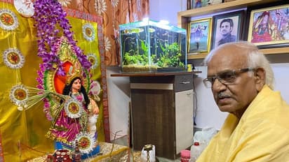 বাড়িতে লক্ষ্মী পুজোয় রাজ্যের বিদ্যুৎমন্ত্রী শোভনদেব, নিজের হাতেই করলেন আয়োজন