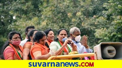 ಬಿಜೆಪಿ ರಾಷ್ಟ್ರೀಯ ನಾಯಕಿಯರಿಗೆ ಉಡುಪಿ ಸೀರೆ ಉಡುಗೊರೆ ನೀಡಿದ ಕರಂದ್ಲಾಜೆ