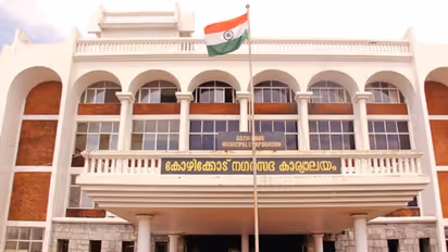 കോഴിക്കോട് കോർപറേഷനിൽ വൻ തിരിമറി: പൊളിക്കാൻ പറഞ്ഞ കെട്ടിടങ്ങൾക്ക് നമ്പറിട്ടു; 4 പേരെ സസ്പെന്റ് ചെയ്യും