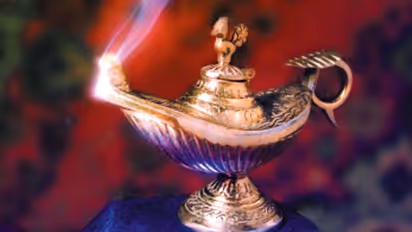 வழிபாட்டில் தீபம் ஏற்றும் போது தெரியாம கூட இந்த தவறை செய்யாதீங்க!