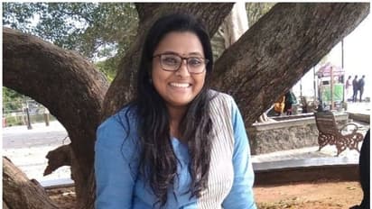 വിവാഹവാര്ഷികത്തിനായി ഭര്തൃഗൃഹത്തിലേക്ക് പോവുകയായിരുന്ന യുവതി വാഹനാപകടത്തില് മരിച്ചു