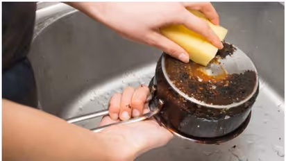 കരി പിടിച്ച പാത്രങ്ങൾ തിളങ്ങാൻ ഇതാ 3 വഴികൾ