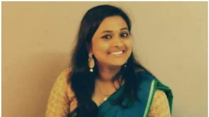 കാറും ലോറിയും കൂട്ടിയിടിച്ച് യുവതി മരിച്ചു; മൂന്ന് പേര്ക്ക് പരുക്ക്