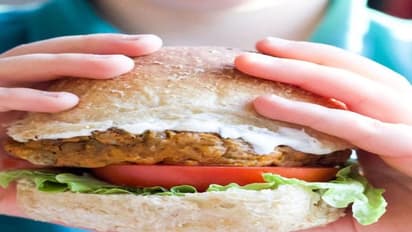 షాకింగ్.. బీఫ్ శాండ్ విచ్ లో మనిషి వేలు.. !